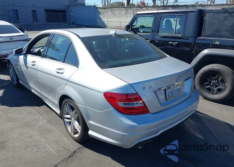 2012 Mercedes-Benz C 250 Luxury/Sport z USA, uszkodzony, nr VIN WDDGF4HB9CA611076